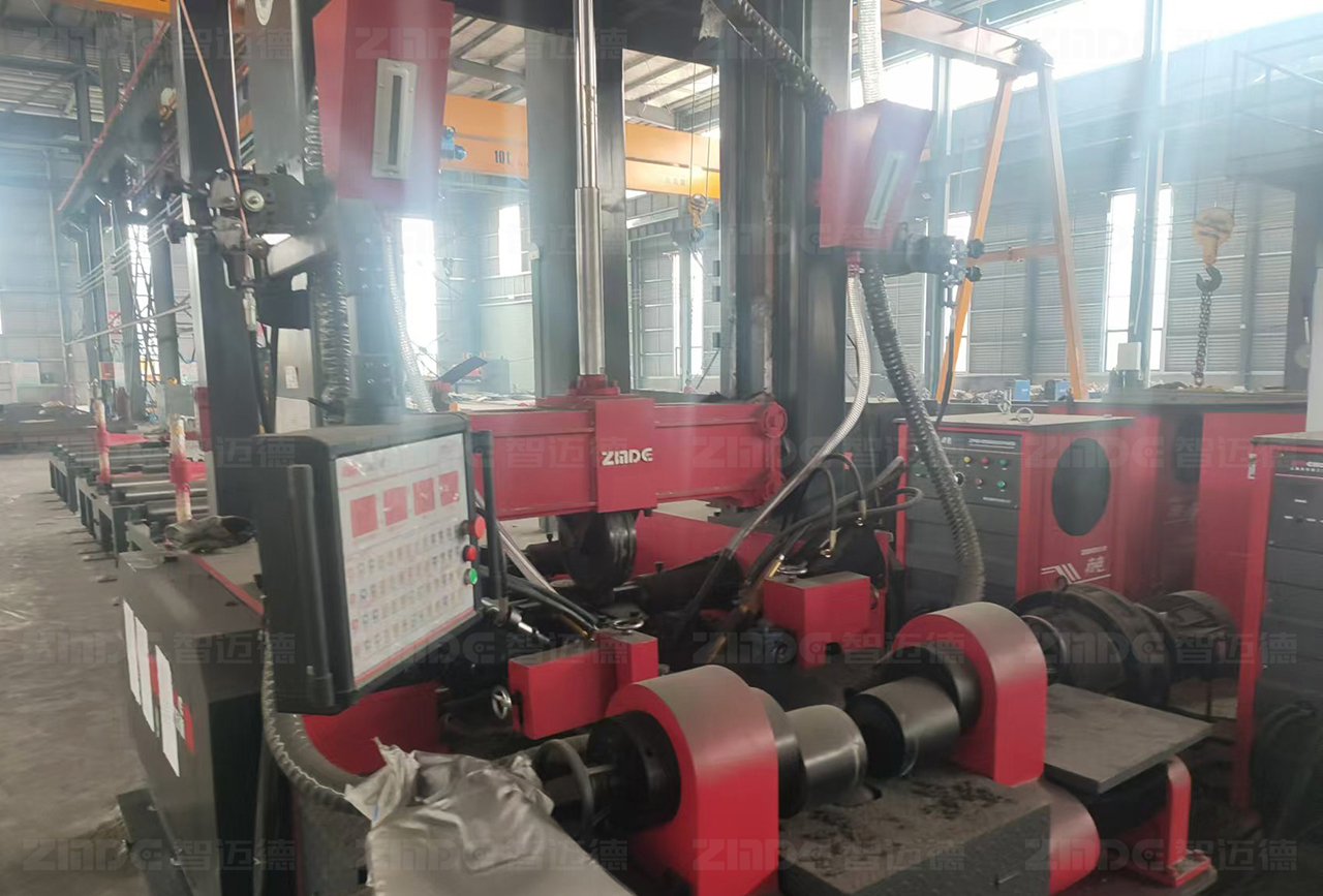 焊得穩(wěn)，矯得準(zhǔn)，鋼結(jié)構(gòu)加工就選這臺(tái)組焊矯一體機(jī)